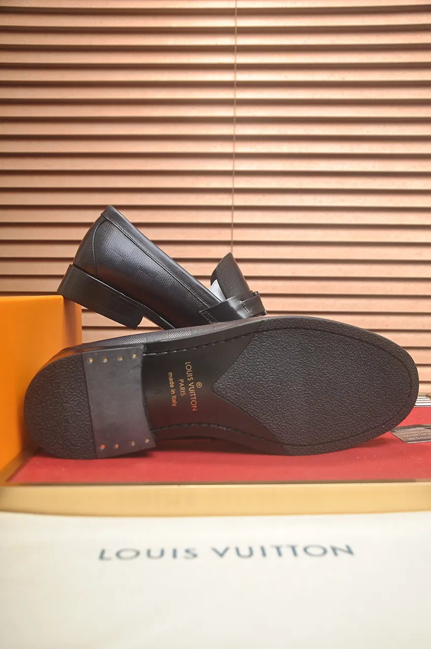 Men's men's shoes 💰540💶 [LV] (original single cowhide lining) 🍀LV's latest genuine leather business suit shoes are launched simultaneously on the official website. The first-layer cowhide imported from Italy is made of heavy gold, 💥official website 1:1 rubber outsole. Versatile to wear, high-end without losing class, and the color combination is extraordinary. This four-season style is alluring when worn on your feet, showing off your big-name flair. Standard code 39-45 (45 customized)